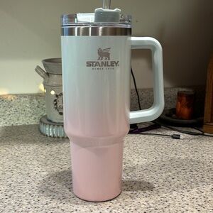 Stanley PARFAIT SPEARMINT OMBRE PEARLESCENT 40oz Adventure Quencher Tumbler